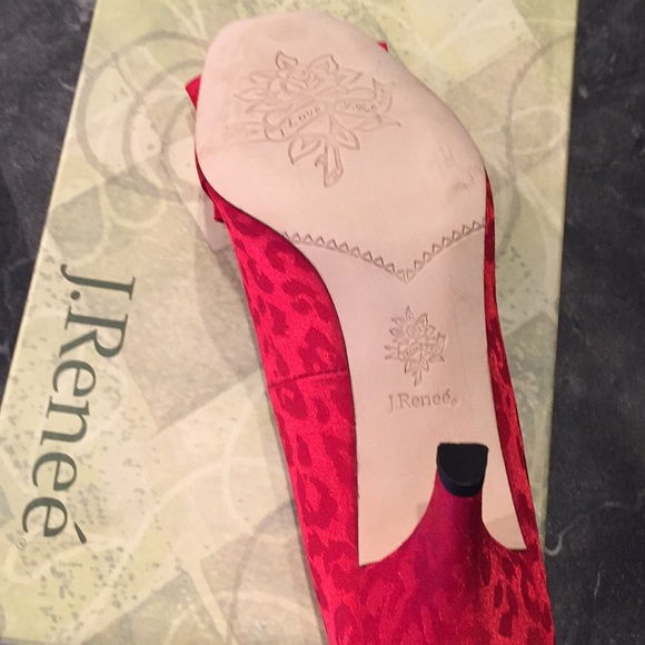 J.Renee Red Braxie jacquard fabric Size 8.5 - Picture 4 of 5